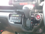 操作しやすいシフトレバー。電動パーキングブレーキです。