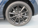 18インチ純正アルミホイールを装備。タイヤサイズは215/45R18となります。