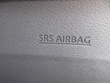 運転席側にSRS二-エアバックシステムを採用 万一の際の安全性を高めました
