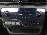 【オートエアコン】運転席と助手席の設定温度をそれぞれ独立して調整できるエアコン独立温度調整機能が搭載されており、後席エアコン吹き出し口も装備しています♪
