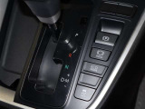 シフトレバーはすっきりとしたゲート式で分かりやすく運転することができます!電動パーキングなので駐車にも便利ですよ!