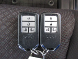 スマートキー付 キーを取り出さなくてもドアロックの施錠・開錠、エンジンの始動が出来ます!雨の日や荷物の多い日にとても便利ですね