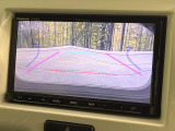 【バックカメラ】駐車時に後方がリアルタイム映像で確認できます。大型商業施設や立体駐車場での駐車時や、夜間のバック時に大活躍!運転スキルに関わらず、今や必須となった装備のひとつです!