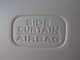 サイドカーテンエアバックシステムは、側面衝突時に大人から子供までさまざまな体格の乗員の頭部や頚部を広範囲で保護。特にセンターピラーへの頭部衝突を防ぐ展開性能を実現しています。