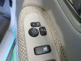 電動格納ミラー! スイッチひとつでミラーを畳めます。