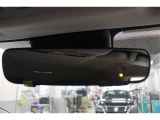 ドライブレコーダー付の自動防眩インナーミラーを装備。後続車のライトの眩しさを緩和するインナーミラーに録画機能を搭載。前方・後方のカメラ映像をインナーミラー内のSDカードに録画します。