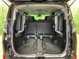 ラゲッジルームは、大容量のスペースを確保。普段のお買い物からレジャーまで、幅広く活躍してくれます!また、リアシートを倒すことでバリエーション豊かにお使いいただけます。