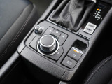 マツダコネクトを操作するコマンダーコントロールです。運転中に自然と手の触れる位置に配置されています。