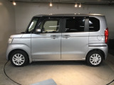 狭い駐車場でも、スライドドアならチャイルドシートへのお子さまの乗降や荷物の積載もスムーズ。とても便利な【両側電動スライドドア】ドアハンドを少し引くだけでリアドアが自動開閉します。