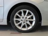 純正のアルミホイール装着車です。タイヤサイズは215/50R17です。