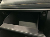 大型のグローブボックスは車検証など大きな物もすっぽりと収まるサイズとなっております。