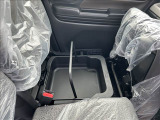 助手席シート下に便利な荷物入れ