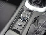 マツダコネクトを操作するコマンダーコントロールです。運転中に自然と手の触れる位置に配置されています。
