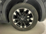 20560R16タイヤに専用アルミホイールを装備しております。アルミホイールは傷も無く綺麗です。