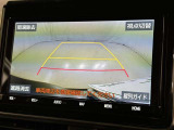 後方の見える安心をお届けするバックガイドモニター付:バックするときのアシストラインもあって楽々バック!車庫入れや縦列駐車をサポートし、苦手な駐車も安心です!今やもう手放せない装備ですネ♪