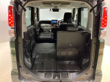 助手席も倒せば、長い荷物も積むことが可能です。