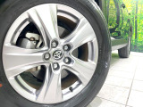 【純正アルミホイール】外観にマッチした純正アルミホイールを装着しております。各種社外アルミホイールや、スタッドレスタイヤも取扱いしております。是非ご相談ください♪