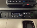 フルオートエアコンが装備されいます。好みの温度に設定するだけで、エアコンの風量やモード切替を自動でコントロールしてくれます。