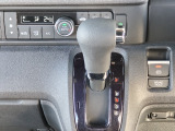 運転席より操作性の良いシフトレバーと、オートエアコンのスイッチ等の画像です。