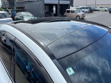 【パノラマルーフ】車内に自然光が差し込み、後席まで明るく心地よい空間に。青空や星空を眺めながらのドライブは、思い出づくりの時間へと変えてくれる装備です♪