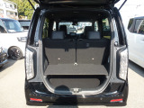 フル乗車時でも十分な荷室です。