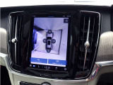 リアカメラによる後方の確認だけでなく、真上から見下ろすバードアイ映像を映し出す360度ビューカメラで、自車周辺の詳細な状況を確認できます。見通しが悪く狭い場所で車を取り回す際には心強い味方となります。
