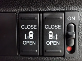 運転席からもスライドドアをボタン操作でスピーディーに開閉できます!またスマートキーでも操作できるので便利です。