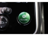 エンジンやエアコンといったクルマ全体の動きを燃費優先で自動制御するECONモード。空調など快適性を優先したいときはスイッチを押してOFFにできます。