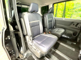 後部座席も気になるようなキズ・汚れやへたり等、大きなダメージはなく、良好な状態です。
