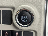 【プッシュスタート】スマートキーを持っているだけ、鍵を差し込むことなく、ボタンを押すだけでエンジン始動や停止を行うことができます。