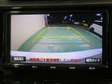 車両後方の映像を映すバックモニター。進路を確認しながら安全に車庫入れできます。