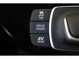 夜間など、静かに走行したい時などにEVモードへの切替えが出来ます。気分や走行状況に合わせてPOWER・ECO・NORMALを選べるドライブモードセレクトも装備されています。