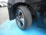 純正15インチアルミホイール装着です。。