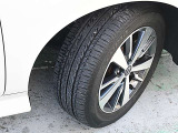 純正アルミホイールです。スチールホイールよりも軽いので燃費も向上します。タイヤの残り溝は御来店時にご確認下さい。