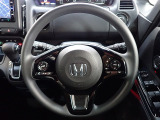 ハンドル左側にはオーディオ操作が出来るオーディオリモートコントロールスイッチ、右側にはHonda SENSINGとオートクルーズコントロールのスイッチを装備!