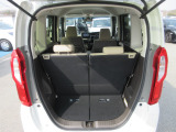 広い荷室で沢山の荷物が乗ります!更にシートアレンジを行うことでもっと大きな荷物も載せる事ができます。