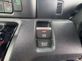 当車両は電子パーキングブレーキです。ワンタッチでブレーキの解除ができます。