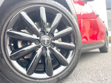 ●純正17インチアルミホイール:輸入車ならではの卓越した走りを支えるホイールと足回りです!日本車の走りに慣れている方にもぜひ体感して頂きたいほど、高いレベルでまとまっています!