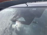 フロントガラスの上部には衝突軽減ブレーキの装置も付いており、より安全に運転を楽しんでいただくことができます。