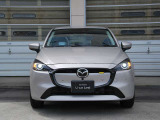 優しくも力強い表情のフロントデザインは、見るたびに心が弾みます。このMAZDA2があれば、毎日の送り迎えも気分が上がります。お子さんの笑顔が似合う、素敵な一台です。