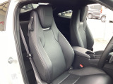 運転席はスポーティ、助手席はリラックス重視の専用シートを採用。乗る人に合わせた快適性を実現しています。