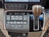 運転席より操作性の良いシフトレバーと、オートエアコンのスイッチ等の画像です。