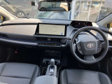 【運転席・インパネまわり】ハンドル・シート・フロアーなど隅々までプロによるクリーニング済み☆彡キレイな車内でドライブが一層快適にお楽しみいただけます!!
