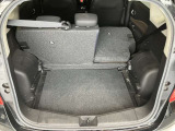 後部座席倒せます。6:4分割で倒すことも可能です。倒すことでゴルフバックなど、長さのある荷物も積み込み可能です。