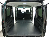 後席を倒した状態でのトランクビューです。