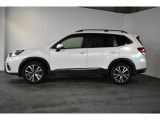 スバルの4WD(AWD)は直進安定性に優れ、日常走行から高速走行まで、さまざまなシーンで安心感に満ちた走りが愉しめます。それは悪路や泥道など左右のタイヤの路面状況が異なるシーンでも変わりません。