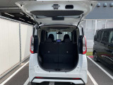バックドアは大きく開きます。定員乗車時でも十分広いラゲッジスペースを確保しています