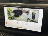 【3Dサラウンドカメラ】は狭い場所でも安心して駐車できるようにサポート。タッチスクリーンの表示と音で障害物との距離を確認できます。車幅感覚に慣れていない方や駐車の苦手な方には必見の装備といえます♪