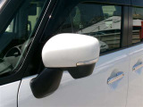 ターンランプ付きドアミラーはデザインだけでなく、他のドライバーや周囲の歩行者にもわかり易く視認性も十分な装備です。