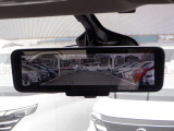 【日産のスマート・ルームミラーは内蔵モニターで後方の状況をクリアな画像で確認でき、通常のルームミラーに切り替えて後席の様子を確認することもできます。